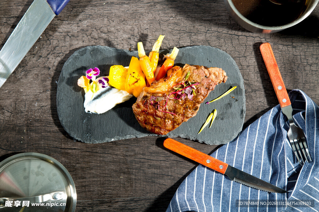 美味牛排摆盘精致餐食