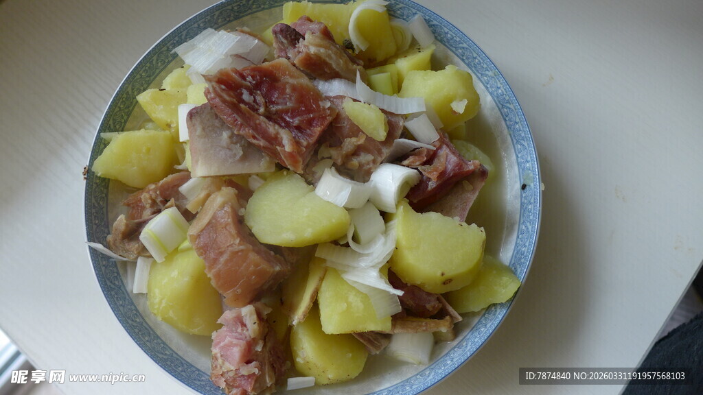 一盘美味的土豆肉块