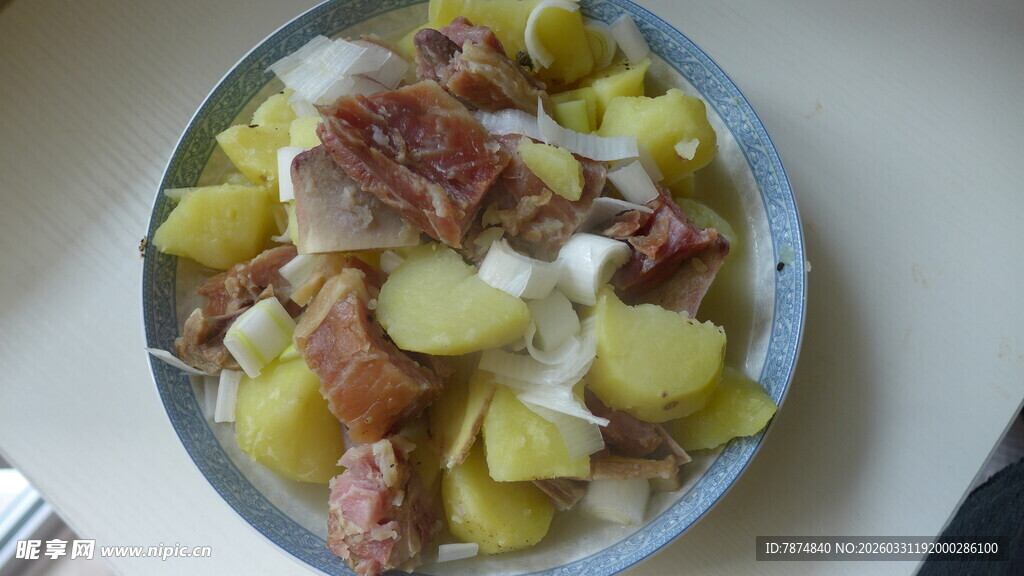土豆炖肉美食一盘