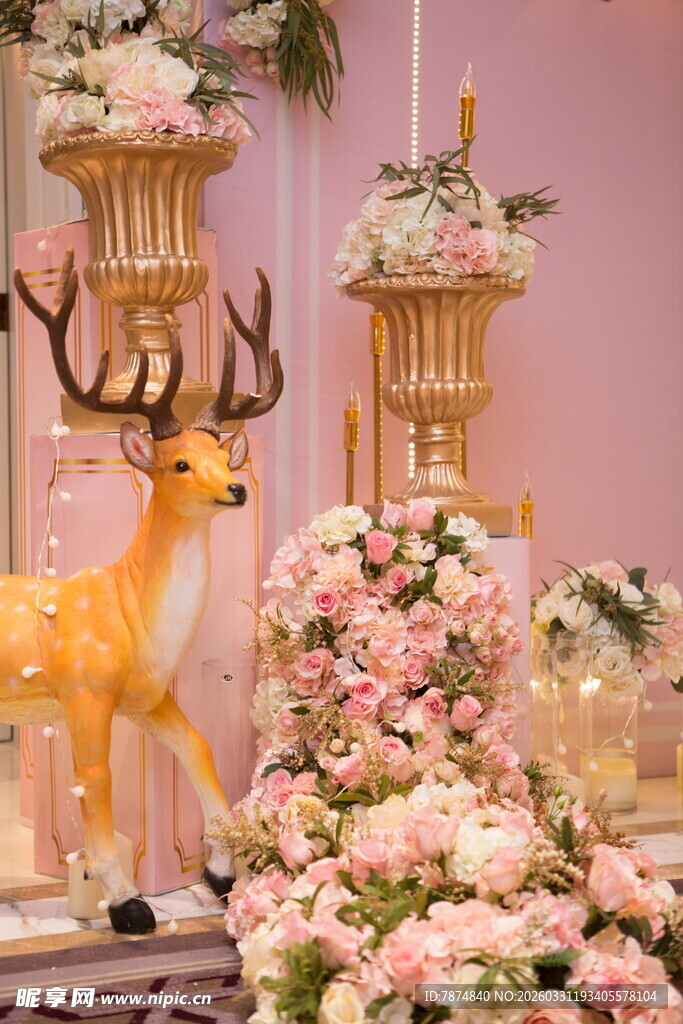 浪漫粉色系花卉鹿装饰场景