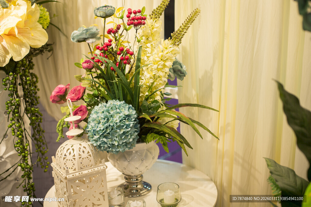 精致多彩插花摆件