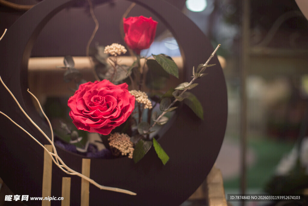 娇艳红玫瑰装饰摆件