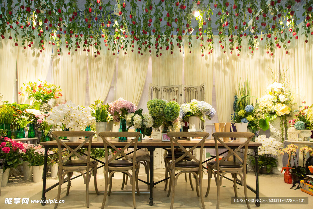 浪漫花卉装饰的温馨餐桌