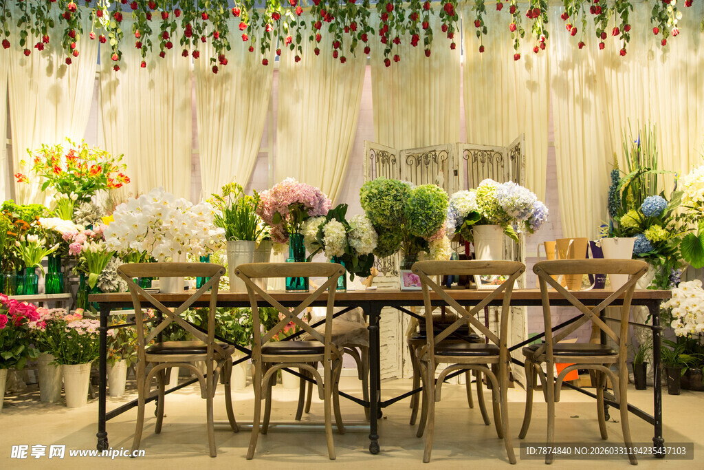 浪漫花卉装饰的温馨餐桌