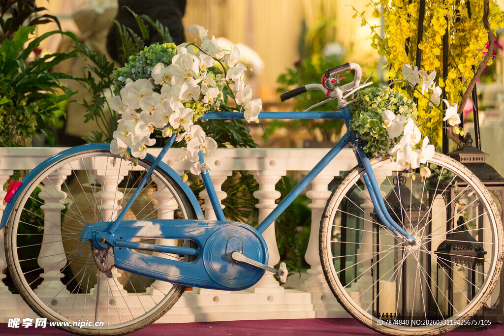 复古蓝单车配浪漫花卉装饰