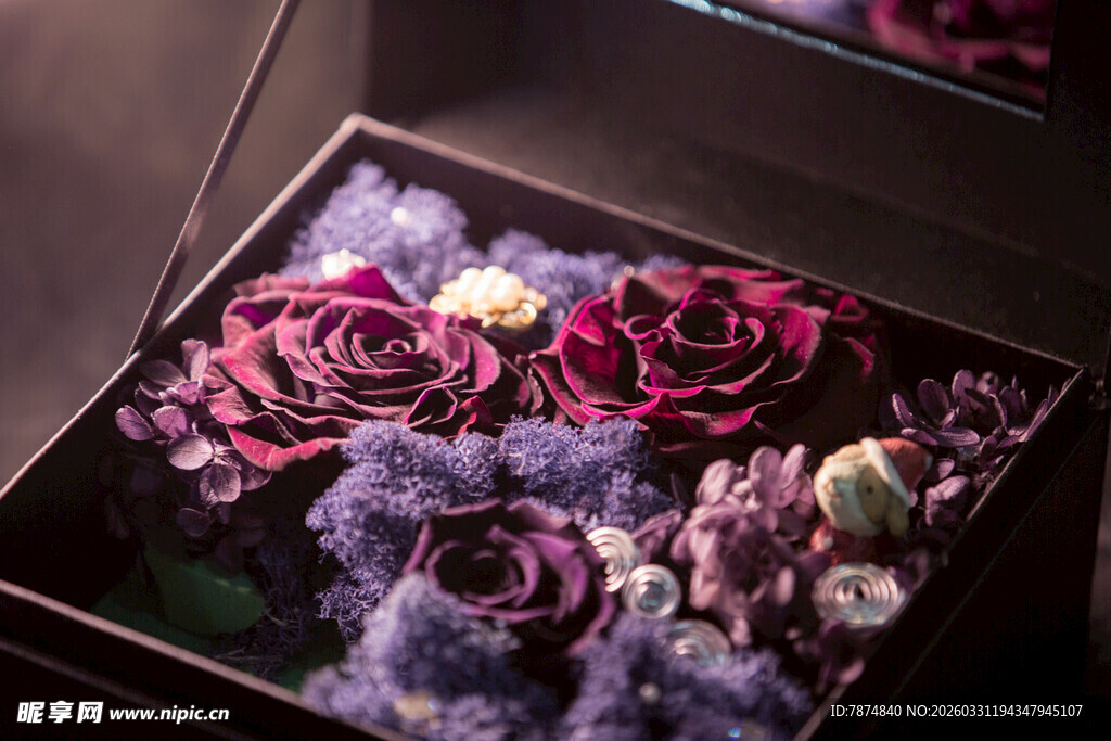 精美花盒中的多彩花卉