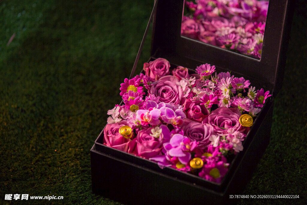 装满缤纷花朵的黑色盒子