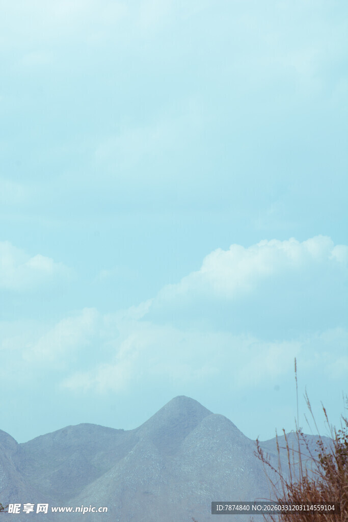 蓝天白云下的远山景色