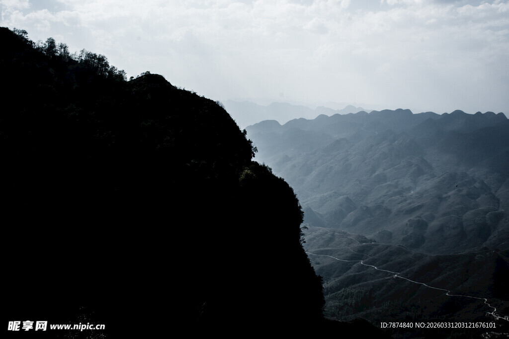 山峦剪影 云雾缭绕之景