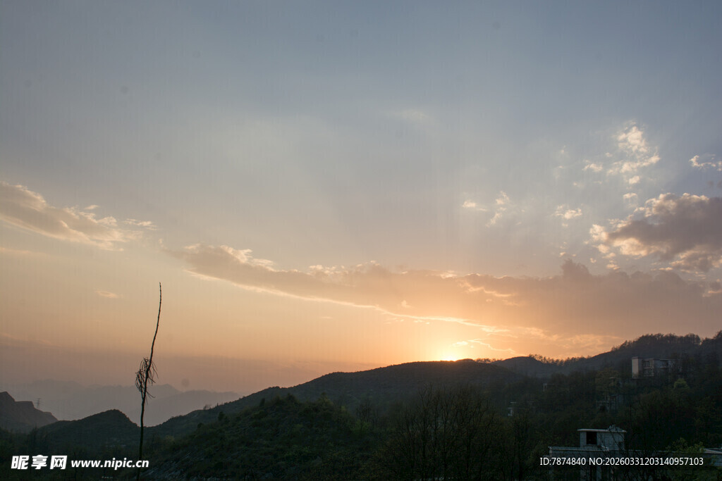 日落时分的山峦美景