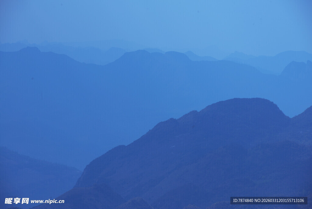 蓝色远山风景