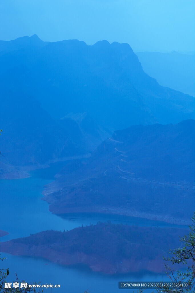蓝色山水间的静谧景致