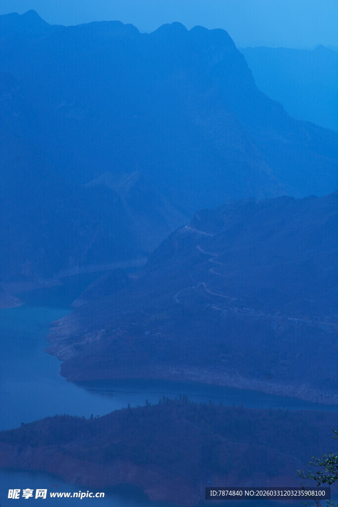 蓝色山峦下的静谧水域