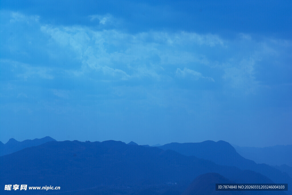 云雾缭绕的远山景色