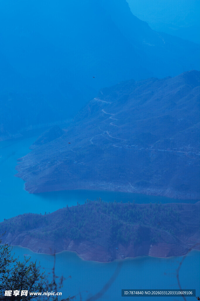 蓝色山水间的静谧景致