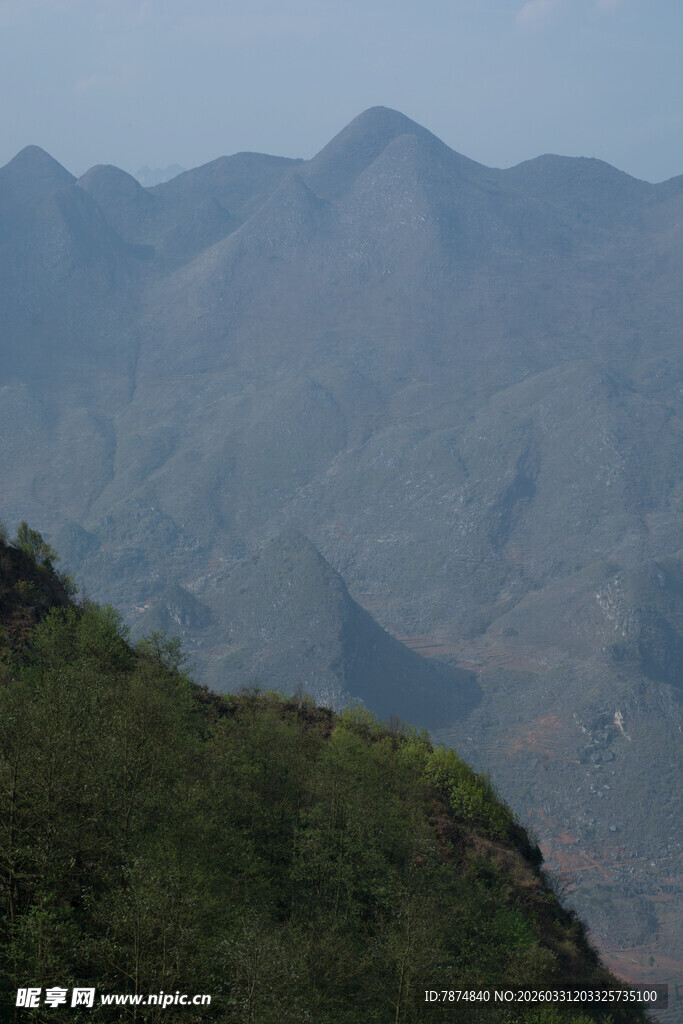 山峦叠翠的自然美景