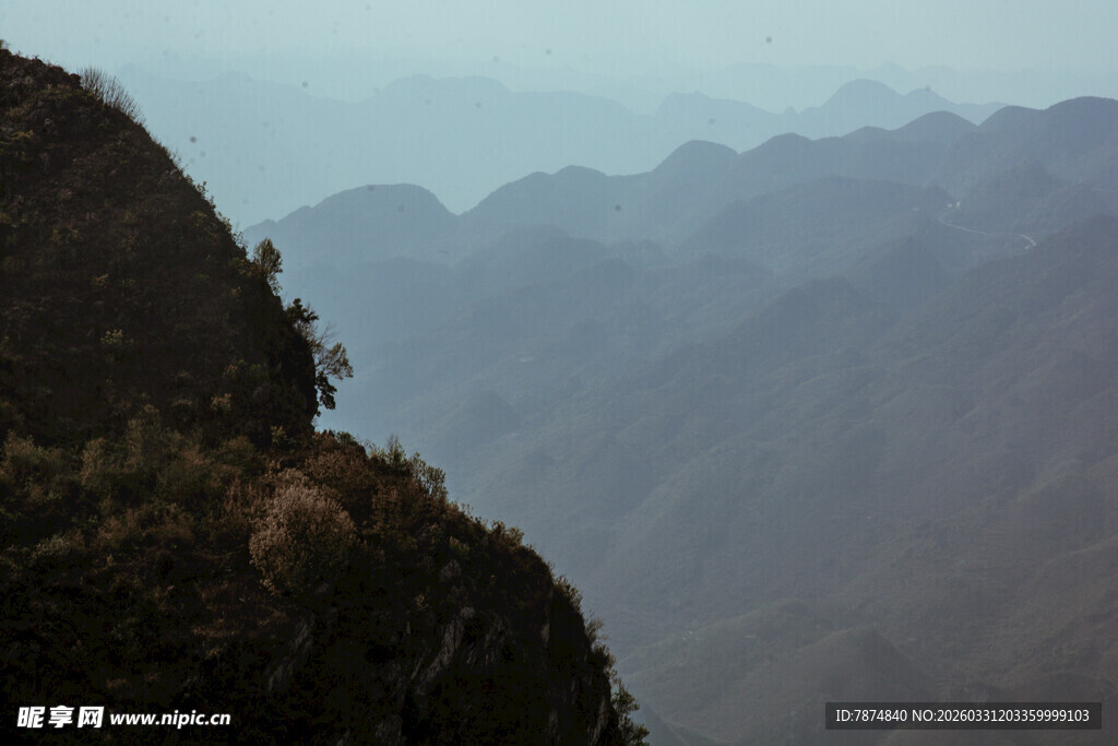 山间雾霭中的巍峨山峦