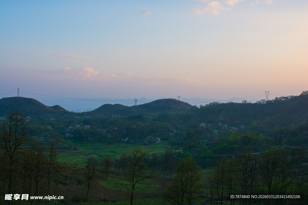 黄昏下的山林与远处海景