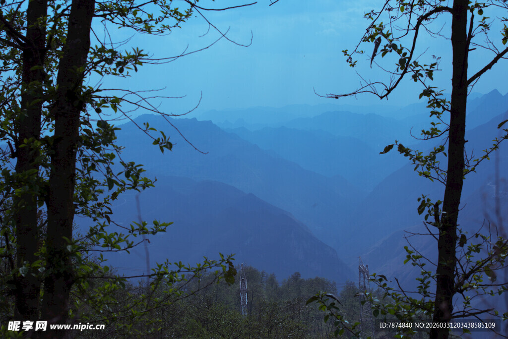 山林暮色中的静谧景致