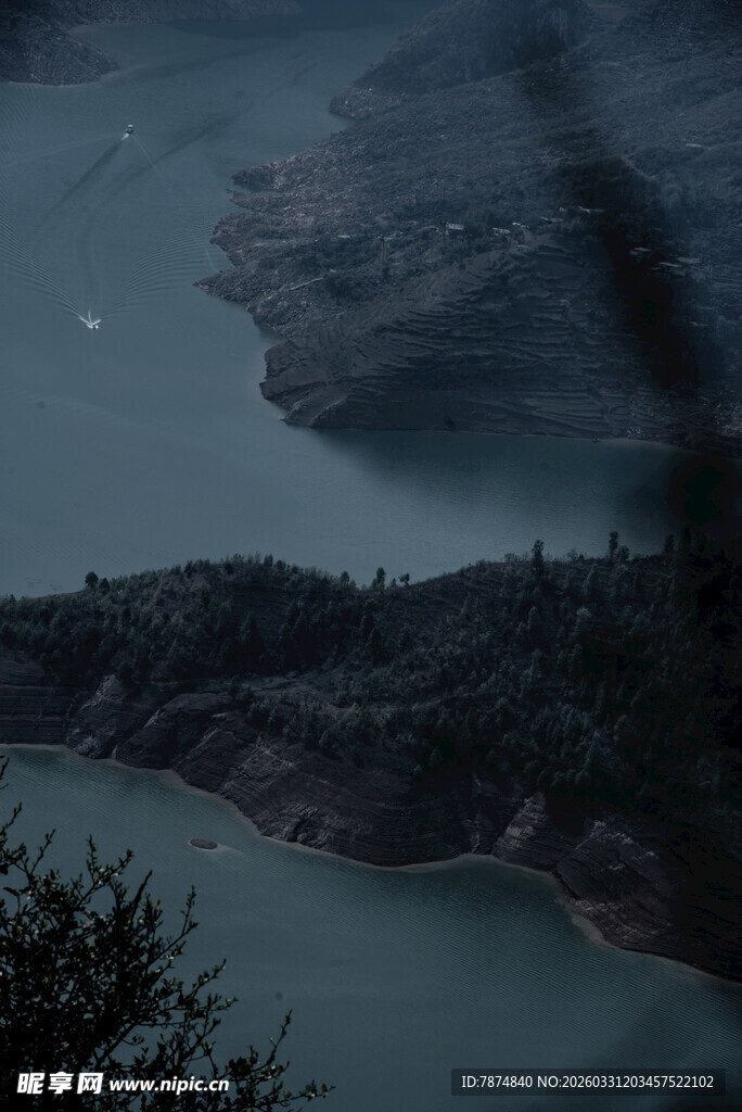 静谧山水间的自然景致