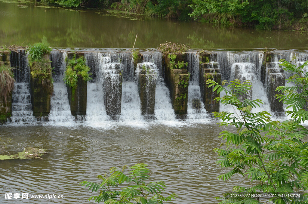 山间小瀑布景观