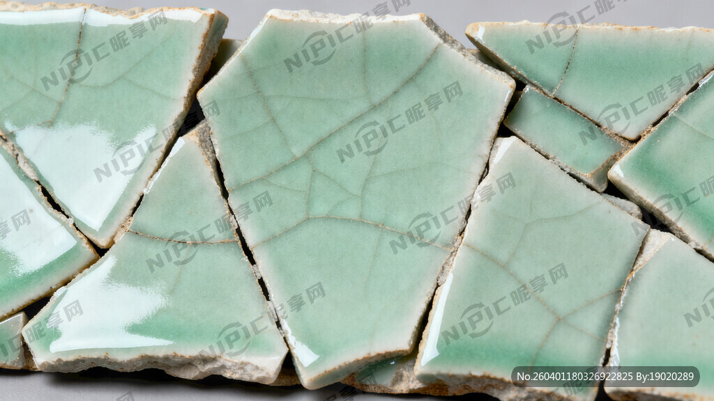 青瓷碎片为底图 细腻柔和  