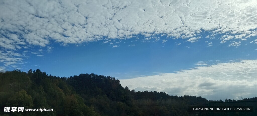 蓝天覆青山 云影漫天际