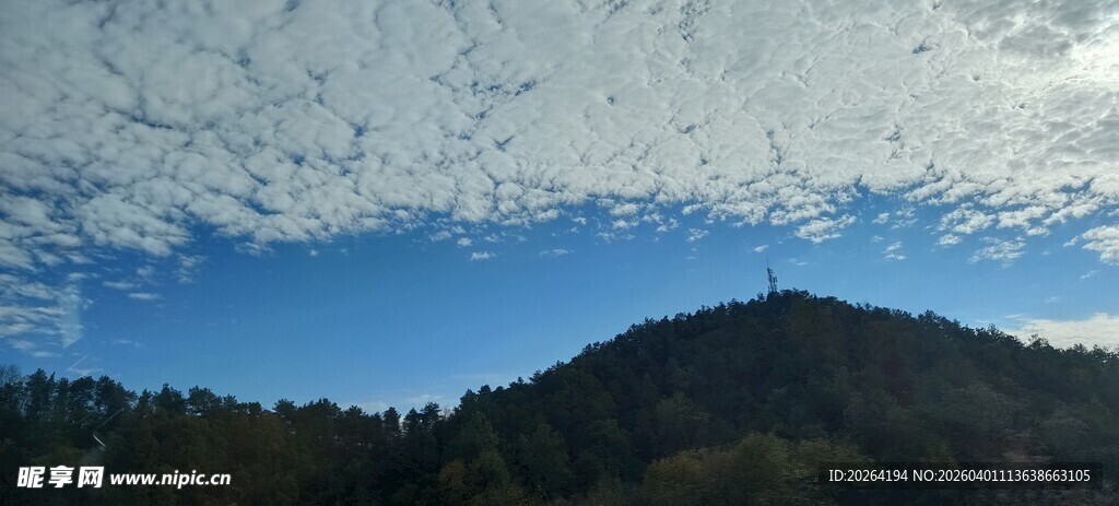 蓝天白云下的青山美景
