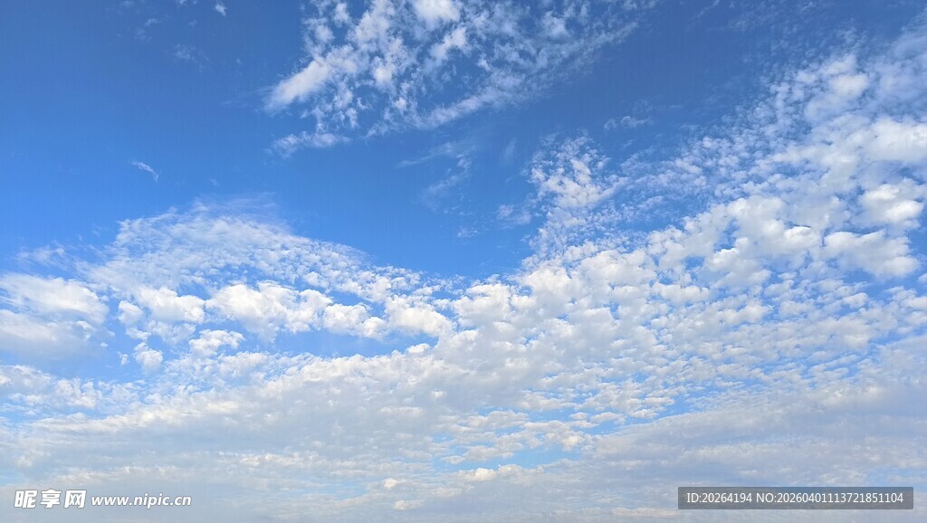 蓝天飘着朵朵白云