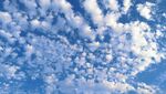 蓝天中的蓬松白云