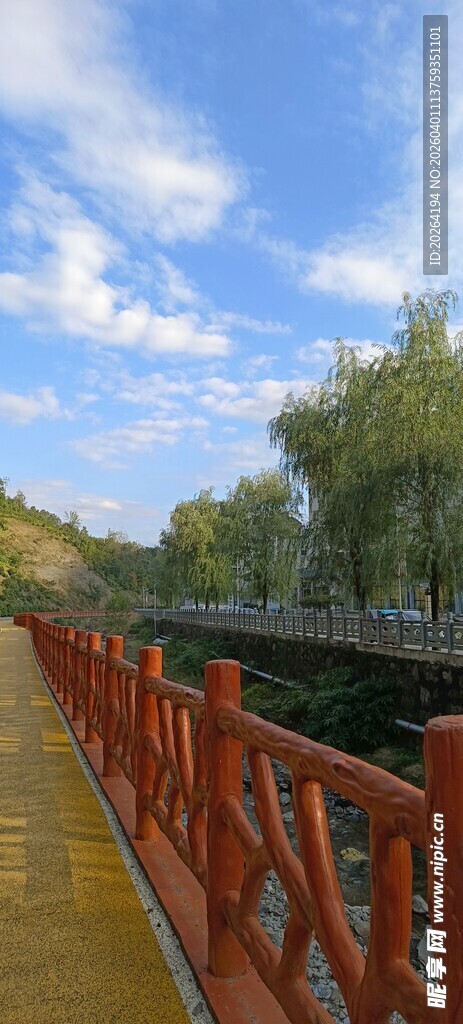 河畔红栏杆旁的美丽景致