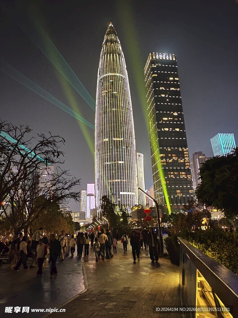 深圳夜景下的摩天大楼