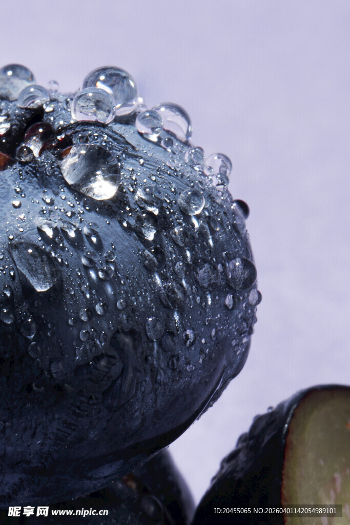 水珠点缀的蓝莓