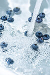 蓝莓入水溅起晶莹水花