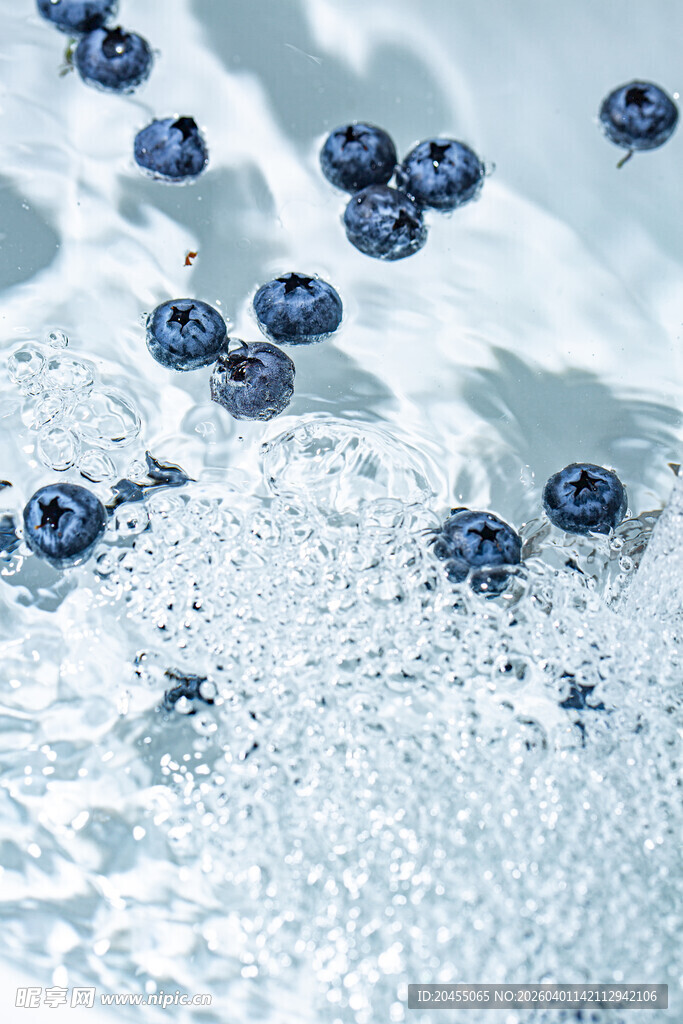 冰上散落的新鲜蓝莓