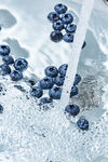 蓝莓入水瞬间的清凉画面