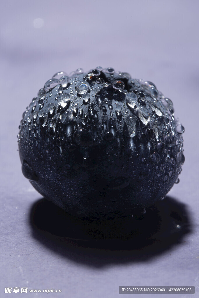 带水珠的黑紫色果实