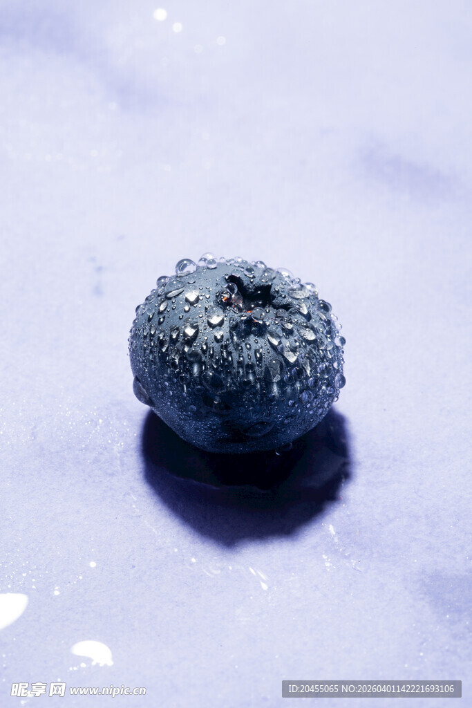 蓝色带水珠的神秘小物体