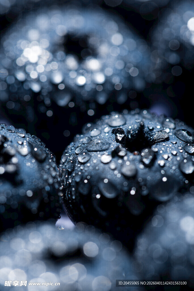 带水珠的新鲜蓝莓