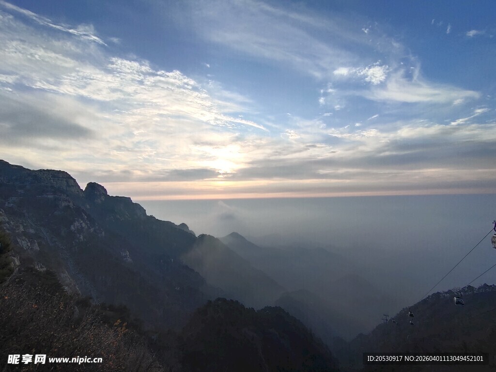 清晨的日光泰山