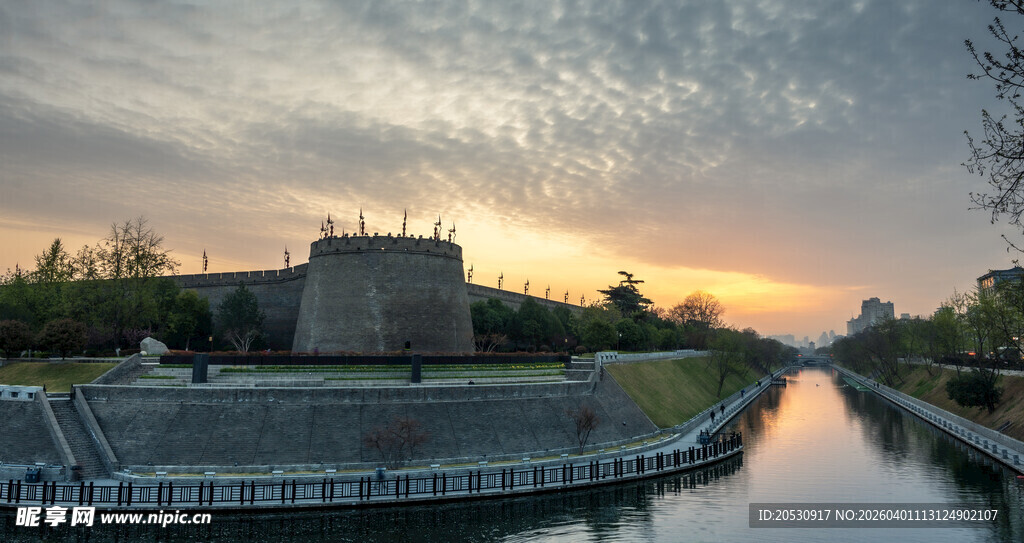 西安城墙日出早霞