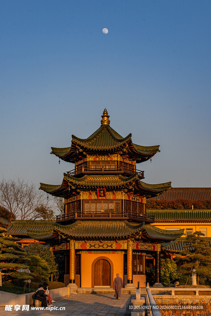 九江庐山东林寺傍晚月亮同框