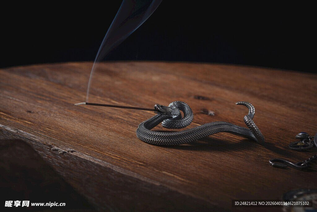 木质台面上的香与金属环