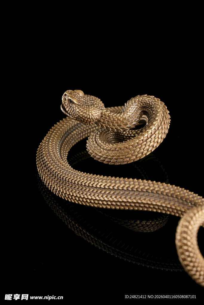 金色盘绕蛇雕塑