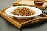 美味炒面置于竹制托盘上