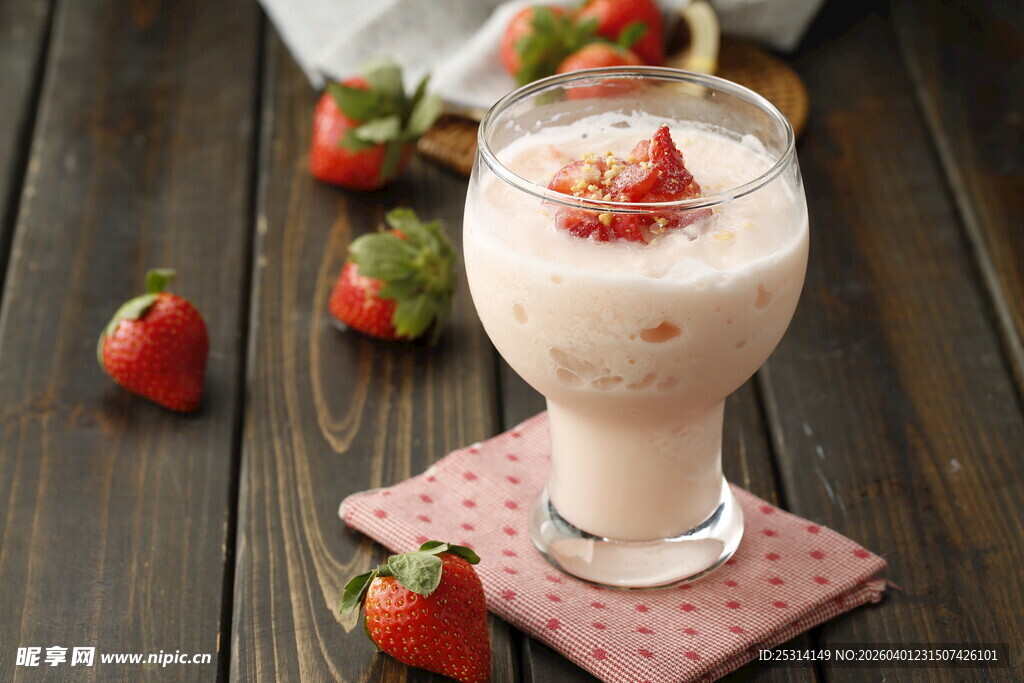 草莓奶昔置于木质桌面上