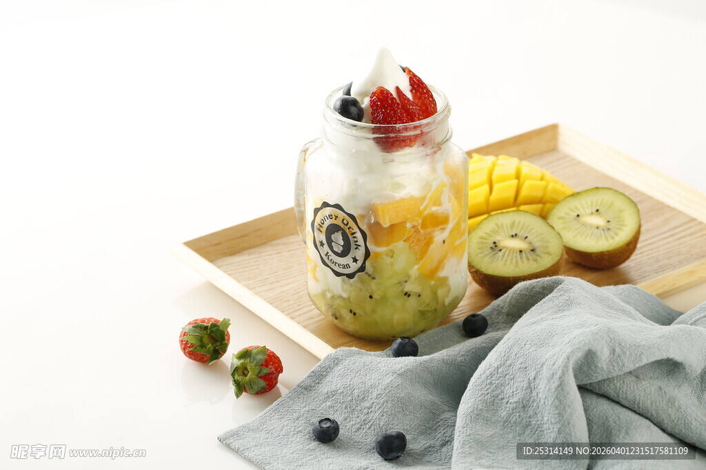 玻璃罐中的缤纷水果沙拉