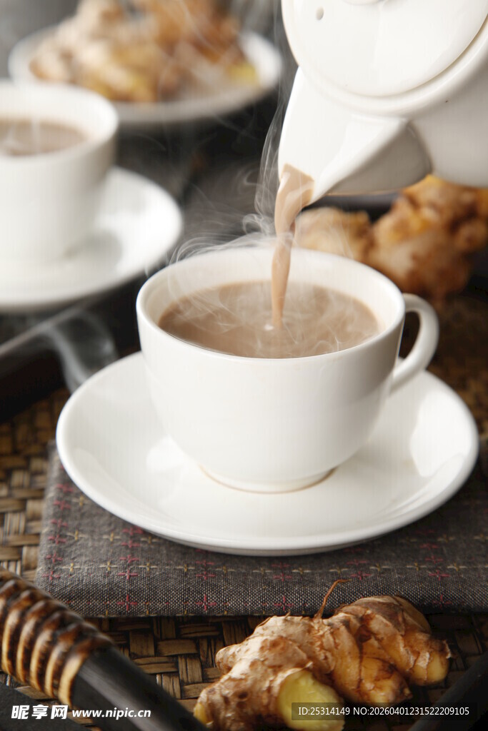 热饮倒入杯中的温馨瞬间