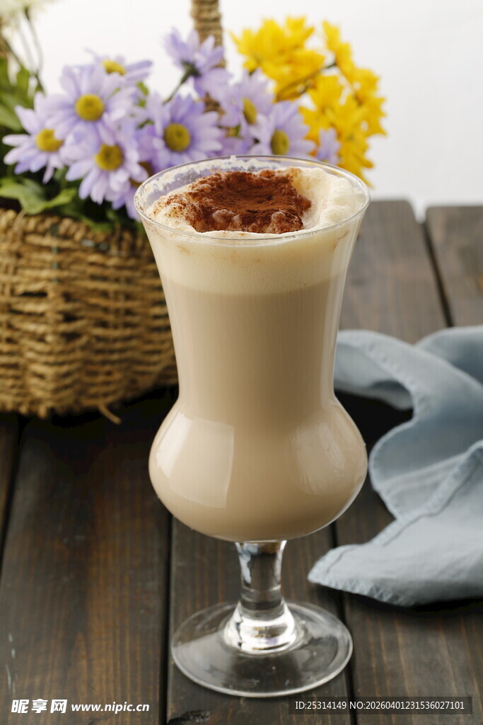 美味奶昔配坚果与鲜花