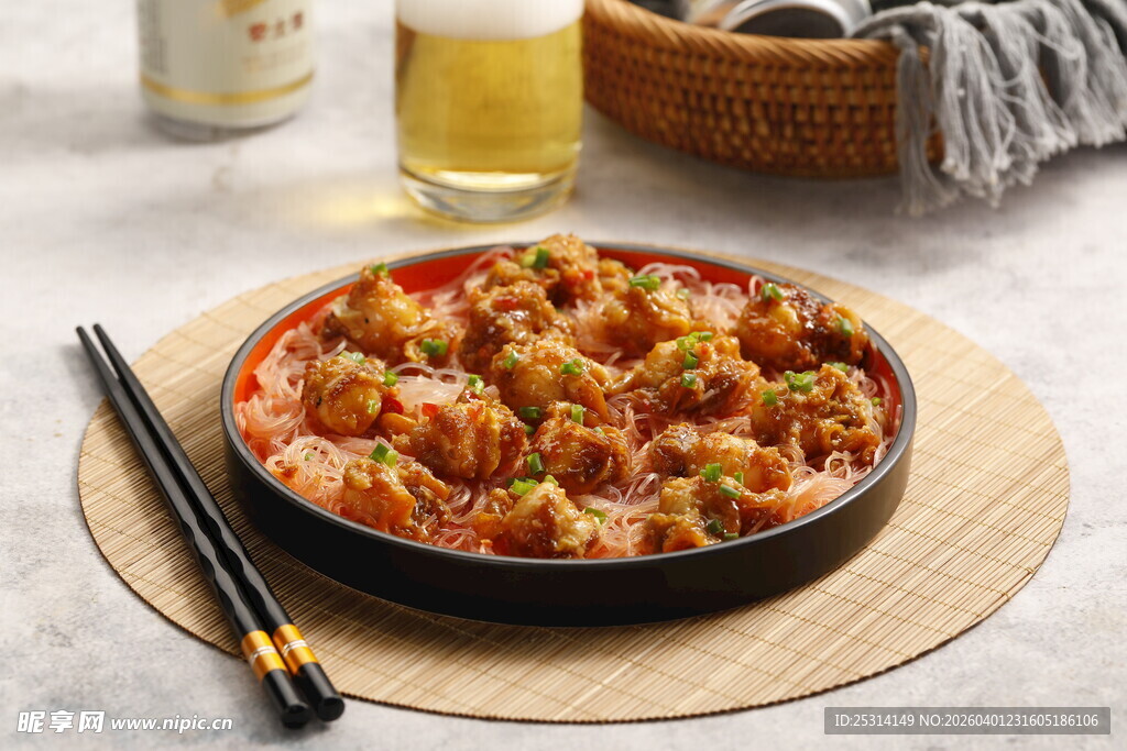美味虾仁炒饭盛于盘中